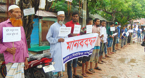 দাকোপের বটবুনিয়া বাজারে জমি জমা সংক্রান্ত বিষয়ে ভুক্তভোগী পরিবারের উদ্যোগে এ্যাডভোকেট শেখ রফিকুজ্জামানের বিরূদ্ধে মানব বন্ধন