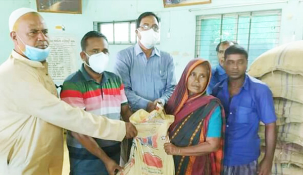 সিরাজগঞ্জ সয়দাবাদ ইউপিতে জি আরে’র  চাল বিতরণ