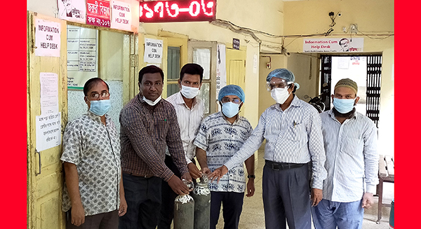হোমনা স্বাস্থ্যকমপ্লেক্সে এসকেএফ ফার্মার অক্সিজেন সিলিন্ডার প্রদান