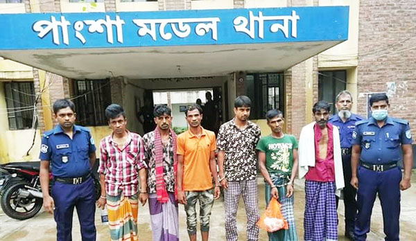 রাজবাড়ী পাংশার সরিষায় পুলিশের অভিযানে ডাকাত দলের ৬ জন সদস্য দেশীয় অস্ত্রসহ গ্রেফতার