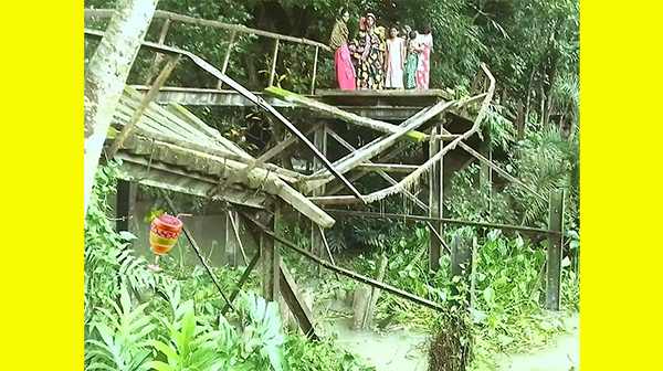 বাউফলে ব্রিজ ভেঙ্গে যাওয়ায়  জনদূর্ভোগ চরমে