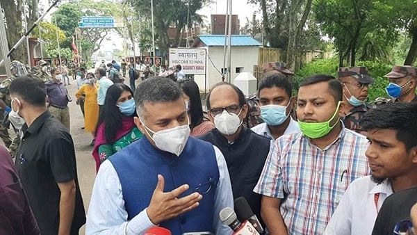আখাউড়া আন্তর্জাতিক ইমিগ্রেশন চেকপোস্ট দিয়ে বাংলাদেশে এলেন নবনিযুক্ত ভারতীয় হাইকমিশনার বিক্রম দোরাইস্বামী