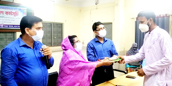 হোমনায় উপকারভোগীদের মাঝে ঋণ বিতরণ