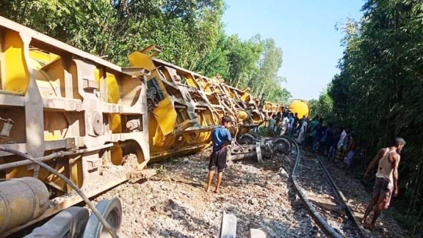 শ্রীমঙ্গলের সাতগাঁও তেলবাহী ওয়াগন ট্রেনের ৭টি বগি লাইনচ্যুত