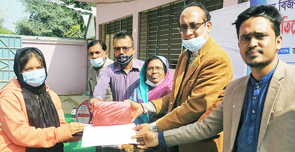 হোমনায় বিজয় দিবসের রচনা প্রতিযোগিতার পুরস্কার বিতরণ