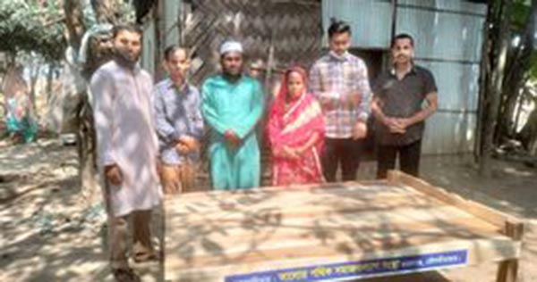 আলোর পথিক সমাজকল্যাণ সংস্থার পক্ষ থেকে অসহায় মহিলাকে খাট বিতরণ
