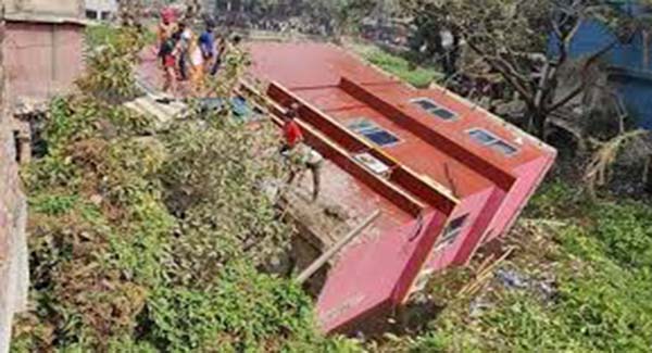 কেরানীগঞ্জে ধসে পড়ল ৩ তলা ভবন