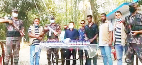 আখাউড়ায় মাদকবিরোধী অভিযান : ভারতীয় স্কার্ফ সিরাপ, ইয়াবা ও গাজা সহ আটক ১