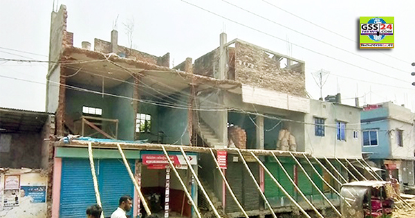 টঙ্গীতে হেলে পড়েছে দুটি ভবন