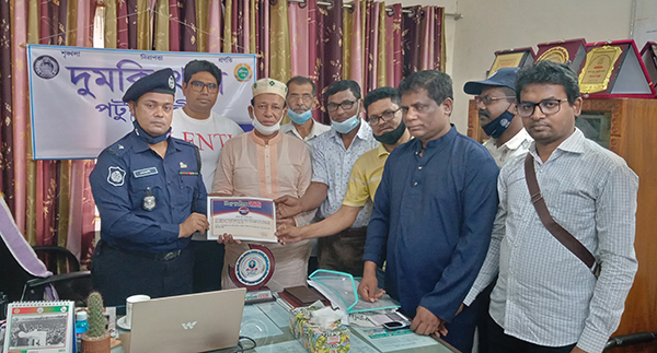 দুমকি থানার ওসিকে সম্মাননা ক্রেস্ট প্রদান    