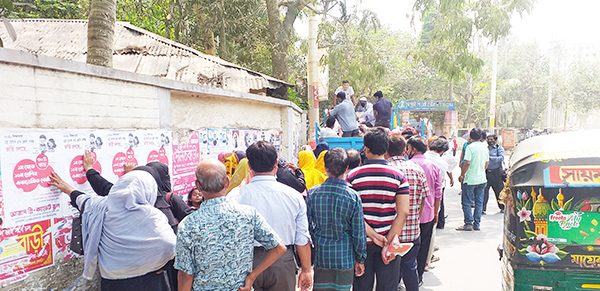 কুমিল্লায় মধ্য আয়ের মানুষের ভরসা এখন টিসিবির পণ্য