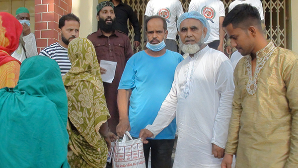 আখাউড়ায় প্রবাসী বঙ্গবন্ধু মানব কল্যাণ সংগঠনের পক্ষথেকে ইফতার সামগ্রী বিতরণ