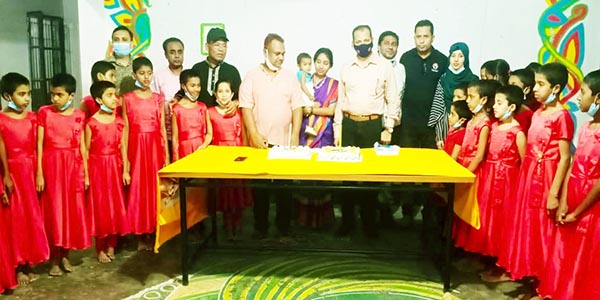 কুমিল্লায় সরকারি শিশু (বালিকা) পরিবারে মাস্ক-স্যানেটাইজার-গ্লাভস বিতরন ও পিঠা উৎসব