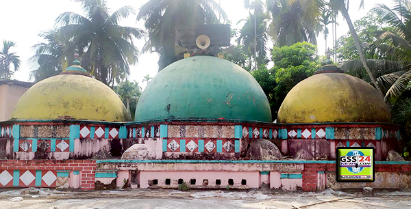 লক্ষ্মীপুরে ঝুঁকির মুখে দেড়শত বছরের পুরাতন রায়পুর তিন গম্বুজ মসজিদ