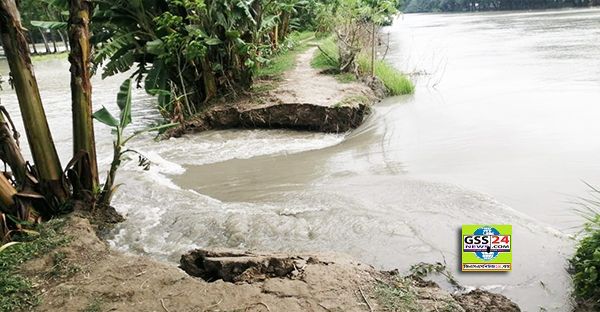 দুমকীতে ইয়াসের প্রভাব ও জোয়ারের পানিতে বেরিবাঁধ ভেঙ্গে গ্রাম প্লাবিত