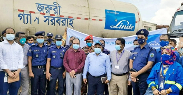 ভারত থেকে আসা অক্সিজেন সিরাজগঞ্জে খালাস, সড়ক পথে যাবে ঢাকায়