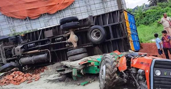 কুমিল্লায় কাভার্ড ভ্যান উল্টে ৩ শ্রমিক নিহত