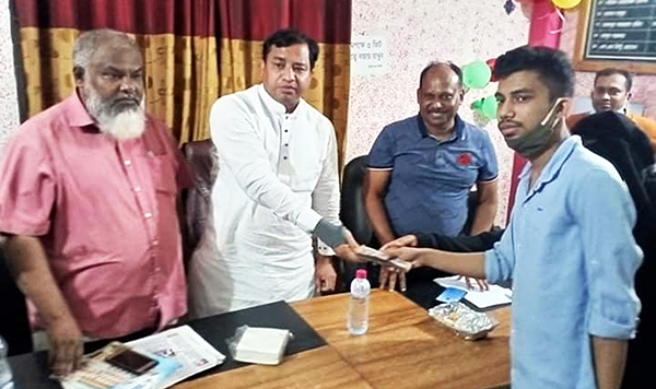কলেজ ছাত্রের সহায়তায় গাজীপুর সিটি কর্পোরেশন মেয়র জাহাঙ্গীর আলমের মহানুভবতা