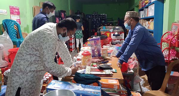 দুমকিতে কঠোর লকডাউনে জরিমানা  