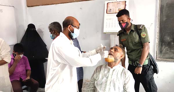 আখাউড়ায় টনকি গ্রামে বিশেষ বুথের মাধ্যমে করোনা পরিক্ষা