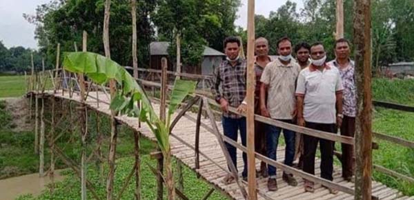 সিরাজগঞ্জ উল্লাপাড়ায় দুই গ্রামের মানুষের যাতায়াতের একমাত্র ভরসা বাঁশের সাঁকো