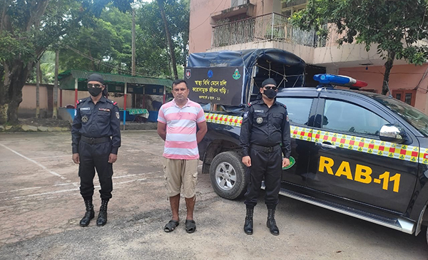 র‌্যাব -১১ কর্তৃক কুমিল্লা নগরীর কালিয়াজুরী  থেকে দেশীয় অস্ত্র, কার্তুজ ইয়াবা এবং বিয়ারসহ গ্রেফতার ১