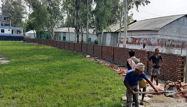 সলঙ্গায় রাস্তা বন্ধ করে প্রাচীর নির্মাণ : অবরুদ্ধ ৭টি পরিবার !