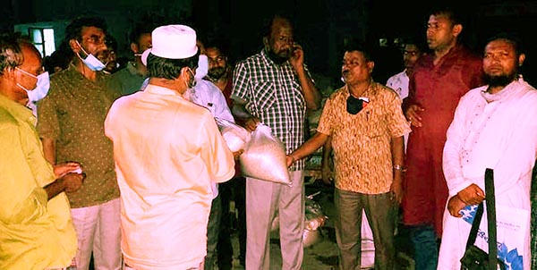 ইসলামপুরে ব্যবসায়ীদের মাঝে ত্রাণ সামগ্রী বিতরণ