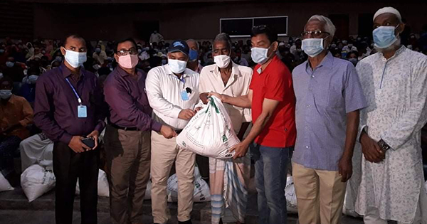 সিরাজগঞ্জে বসুন্ধরা গ্রুপের কর্মহীনদের মাঝে খাদ্য সামগ্রী বিতরণ 