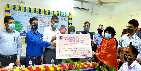 হোমনায় ক্ষুদ্র উদ্যোক্তাদের মাঝে ঋণ বিতরণ