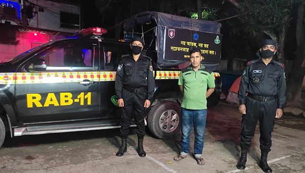 কুমিল্লায় র‌্যাব-১১ কর্তৃক গ্রেফতারকৃত মাদক ব্যবসায়ীর ৪ হাজার ইয়াবা প্রসব