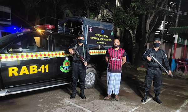 কুমিল্লায় অস্ত্র, মদকসহ গ্রেফতার ১