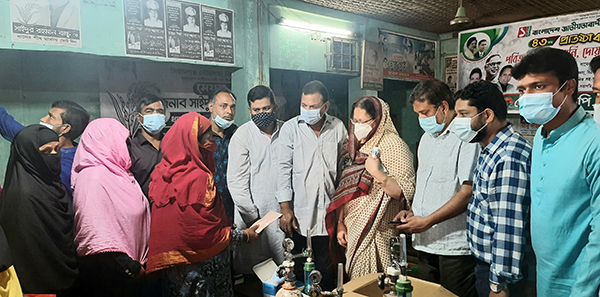 সিরাজগঞ্জে করোনা উপসর্গ থাকা রোগীদের ঔষধ পত্র বিতরণ করলেন সাবেক এমপি রুমানা মাহমুদ 