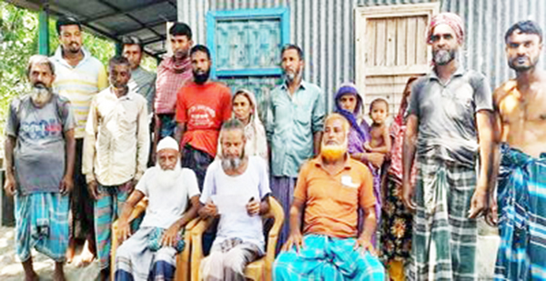 রায়গঞ্জে পুত্রকে পেনশনের টাকার হিসাব না দেওয়ায় নির্যাতন ও বাড়ী ছাড়া করায় অসহায় পিতার সংবাদ সম্মেলন