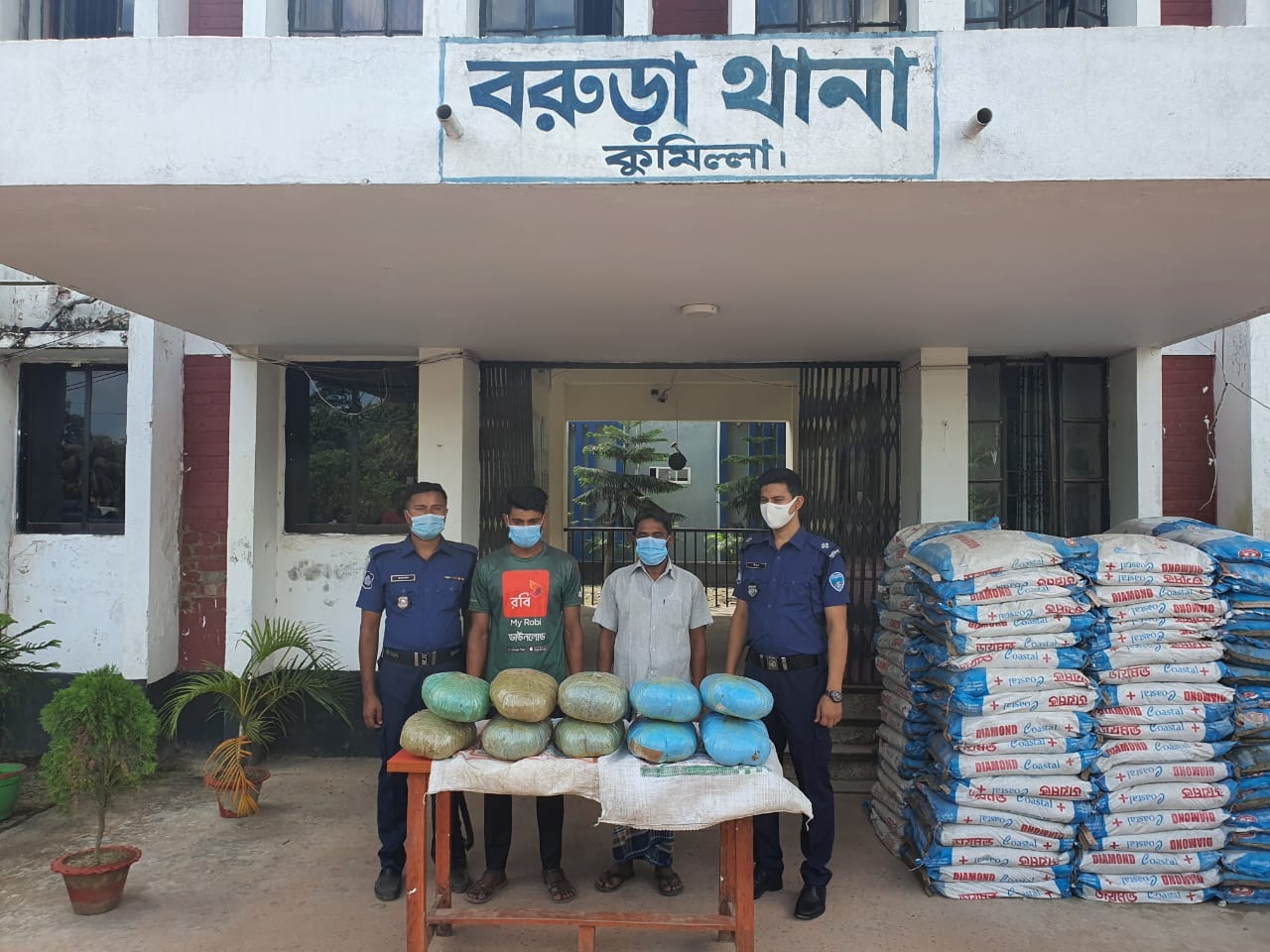 কুমিল্লার বরুড়ায় ২০ কেজি গাঁজা সহ পিতা পুত্র আটক