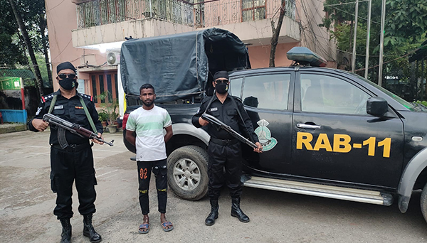 র‌্যাব-১১ কর্তৃক শাসনগাছা থেকে ১০ কেজি গাঁজাসহ একজন মাদক ব্যবসায়ী গ্রেফতার          