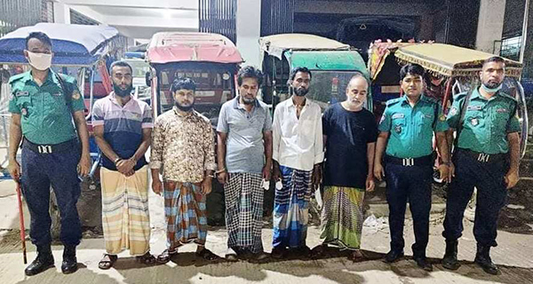 টঙ্গীতে অটোরিকশা চোর চক্রের ৫ সদস্য আটক : চোরাইকৃত ৪টি অটোরিকশা উদ্ধার