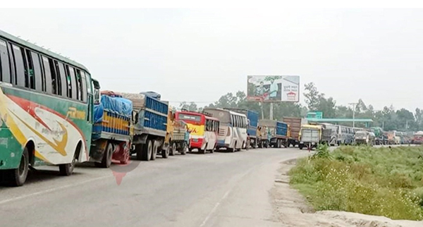 সিরাজগঞ্জে মহাসড়কে ১৭ কিলোমিটার দীর্ঘ যানজট