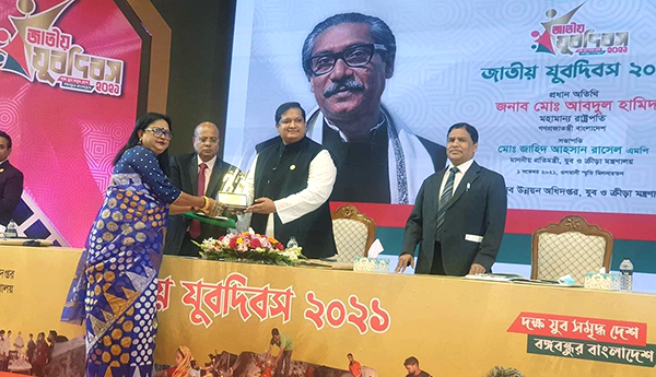বাংলাদেশের শ্রেষ্ট যুব সংগঠক হিসেবে পুরস্কৃত হলেন নরসিংদীর মেয়ে আফরোজা