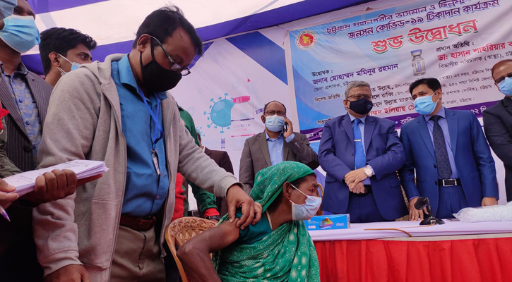 ৩ হাজার ভাসমান মানুষকে টিকা দিচ্ছে জেলা প্রশাসন 