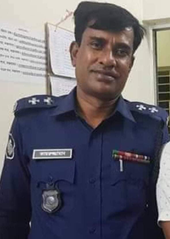 এসআই কামরুজ্জামান ইয়াবাসহ আটক