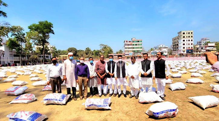 রাউজান সরকারি কলেজ মাঠে ৩ হাজার বস্তা আবর্জনা এনেছে শিক্ষার্থীরা