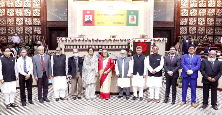 স্বাধীনতা পুরস্কার তুলে দিলেন প্রধানমন্ত্রী