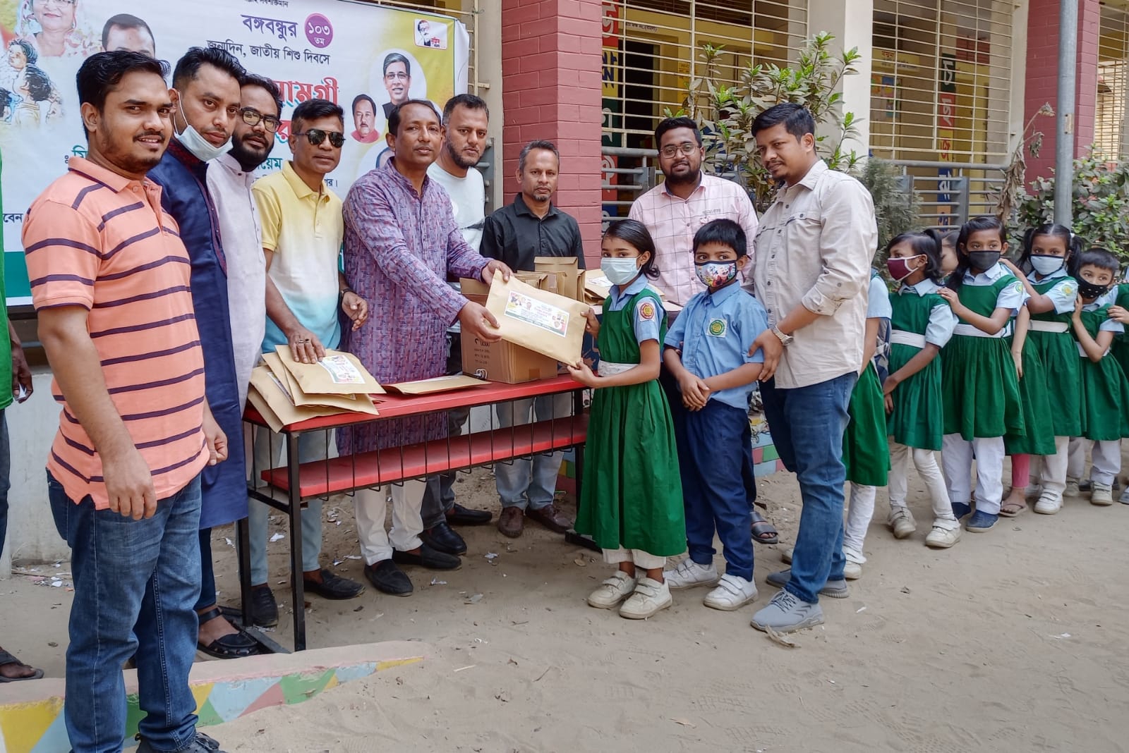 ক্ষুদে শিক্ষার্থীর মাঝে শিক্ষা সামগ্রী বিতরণ