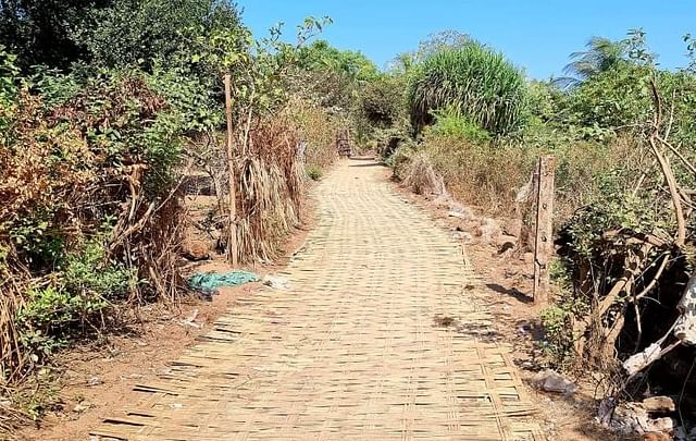 পর্যটক চলাচলে সেন্ট মার্টিনে বাঁশের বেড়ার ‘বিশ্বরোড’