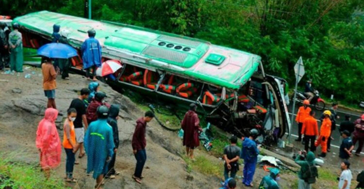 জিম্বাবুয়েতে গির্জায় যাওয়ার পথে বাস খাদে, নিহত ৩৫ 