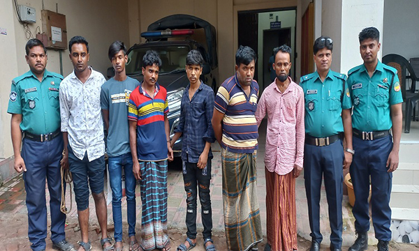 গাজীপুরে অস্ত্রসহ ৬ ডাকাত গ্রেফতার