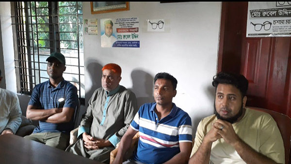 মৌলভীবাজারে মাদক ব্যাবসায়ীকে চেয়ারম্যান এর সহযোগীতায় পুলিশের কাছে সোপর্দ