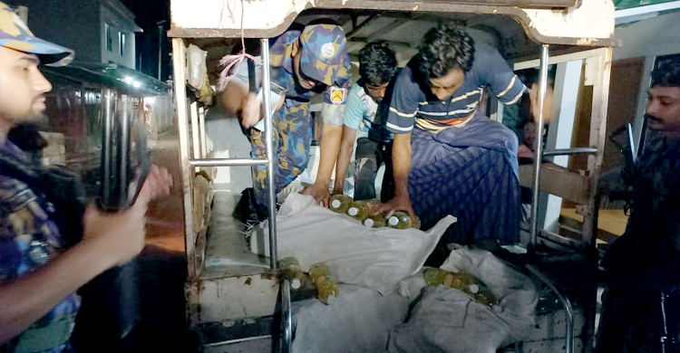রোহিঙ্গা ক্যাম্প থেকে তেল-চিনি মজুতের চেষ্টা, আটক ১