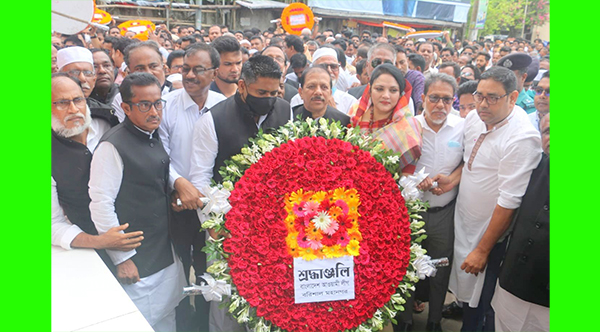 জাতির পিতা ব্ঙ্গবন্ধু শেখ মুজিবুর রহমান ও শহীদ আবদুর রব সেরনিয়াবাত এর ম্যুরালে ফুল দিয়ে শ্রদ্ধা নিবেদন